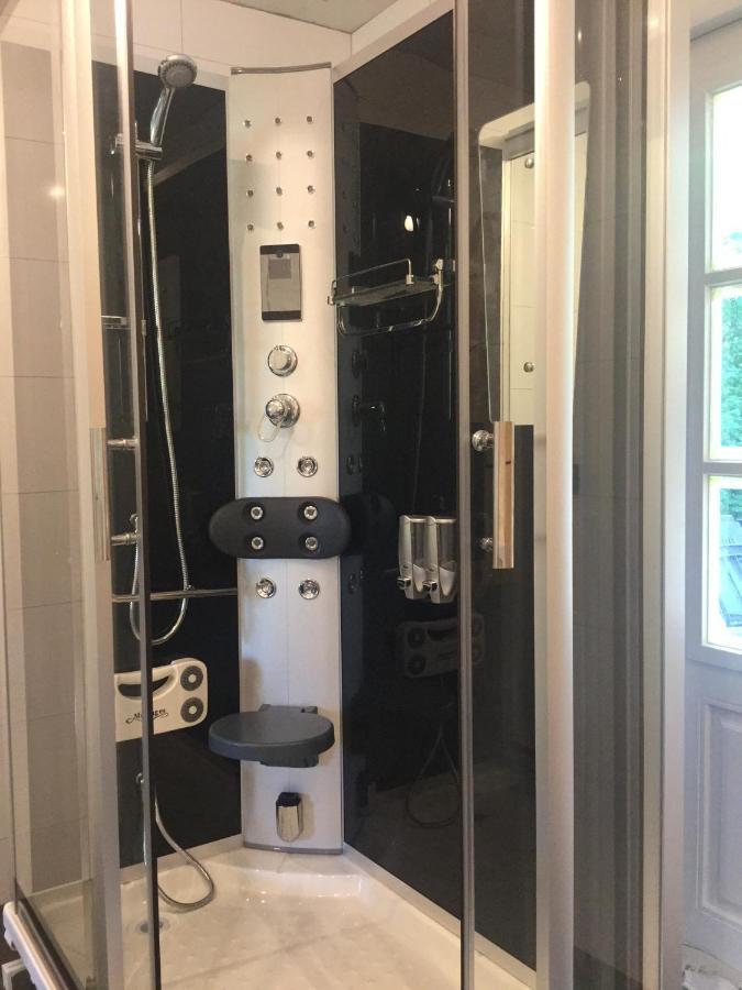 Bed&Breakfast De Haen - Privé-appartement van 60 m2 met tweepersoons bubbelbad - met Finse sauna - in westvleugel van luxe villa Oss Buitenkant foto
